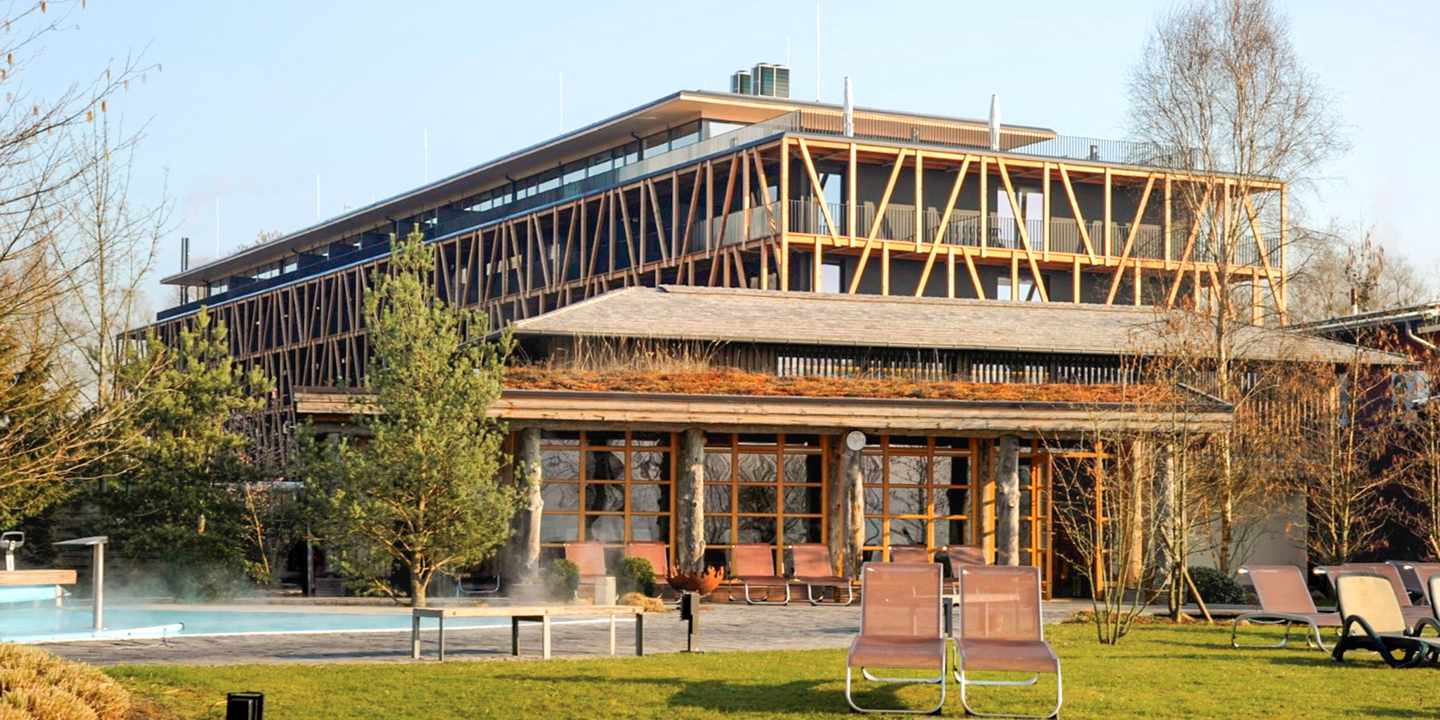 bora HotSpaResort Radolfzell mit Außenpool, Liegewiese und moderner Holzarchitektur am Bodensee