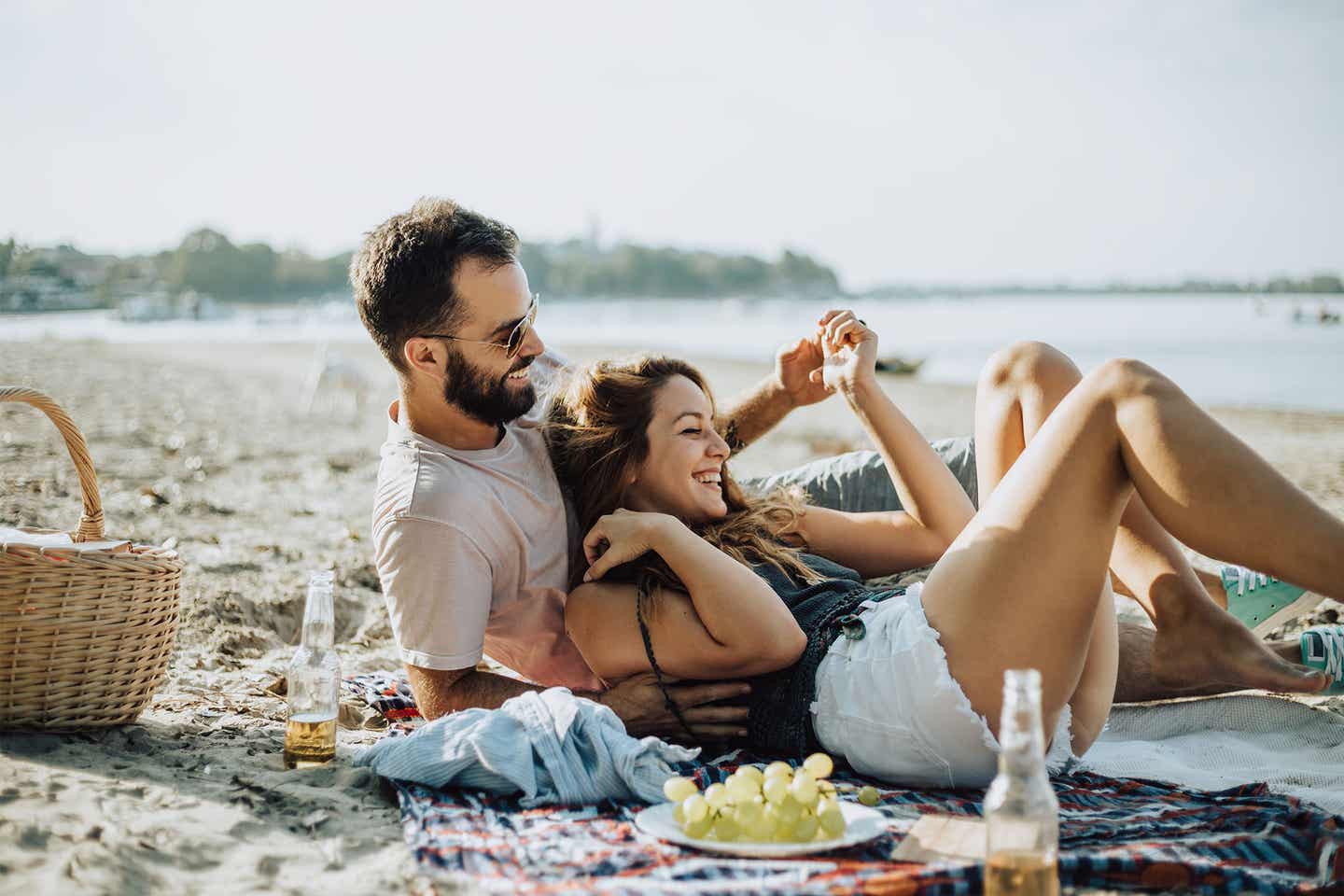 Mallorcas Westen: Paar am Strand