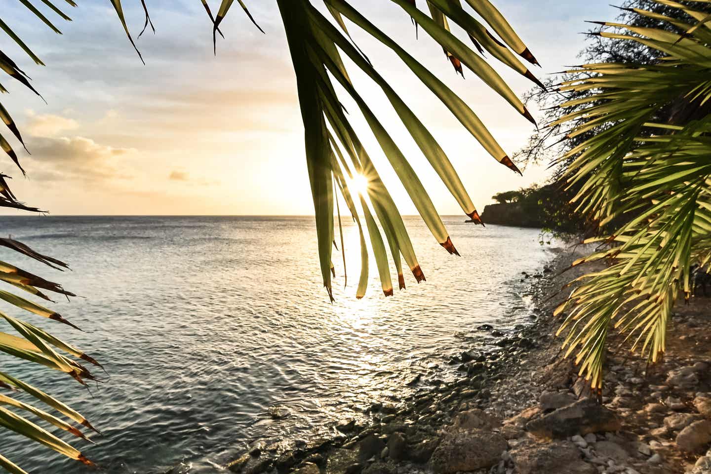 Urlaub auf Curacao beim Sonnenuntergang am Strand