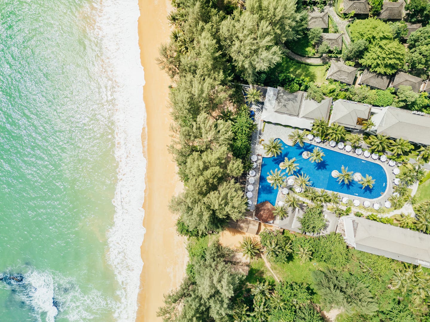 Topshot einer Drohne auf die Hotelanlage mit Strand und Meer