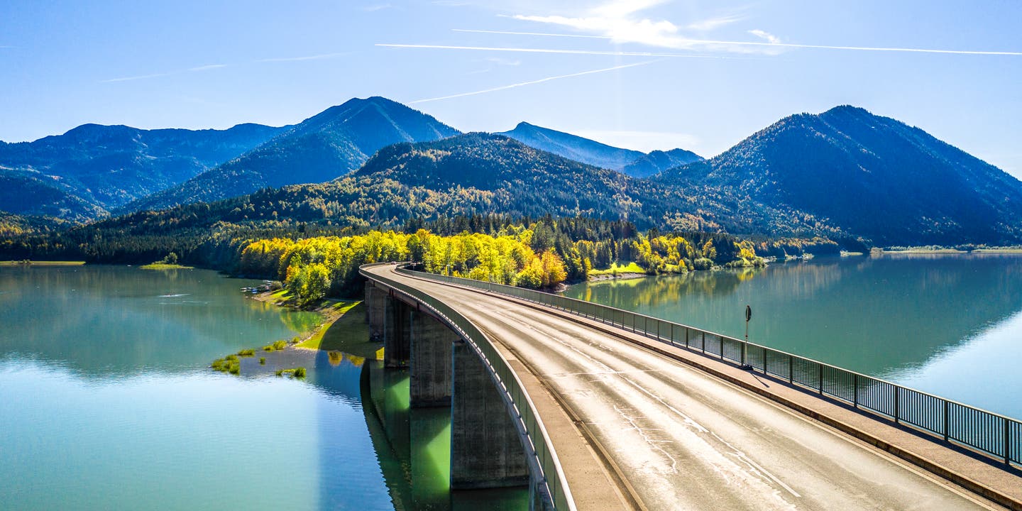 Auf Roadtrip durch Deutschland: Eine Brücke führt über den Sylvensteinspeicher in Bayern.