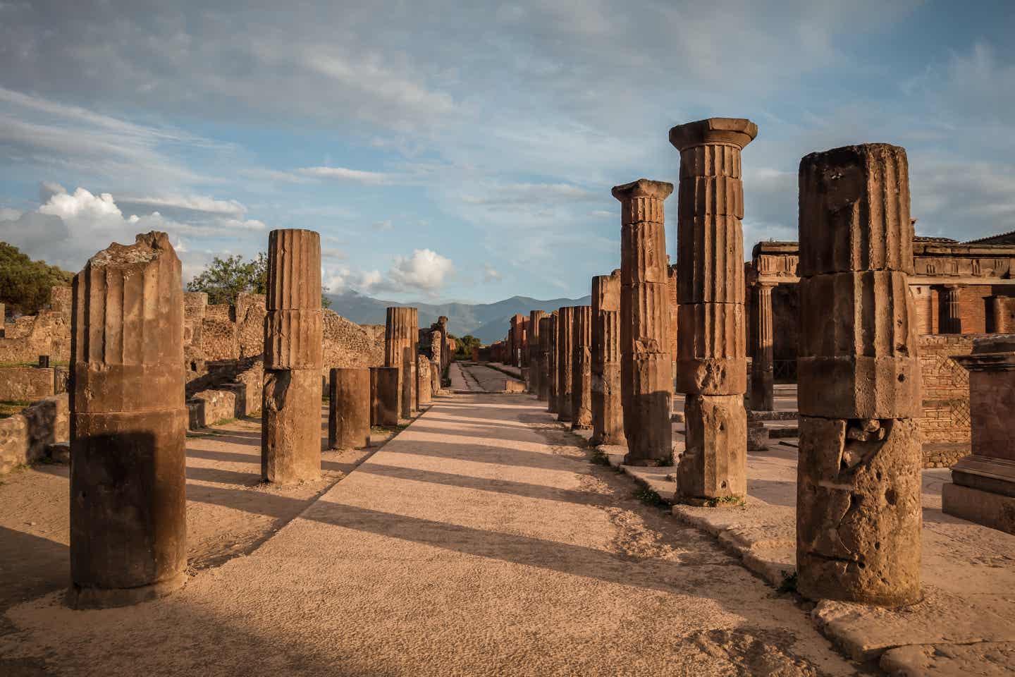 Neapel Urlaub mit DERTOUR. Weg mit Säulen in den Ruinen von Pompeji