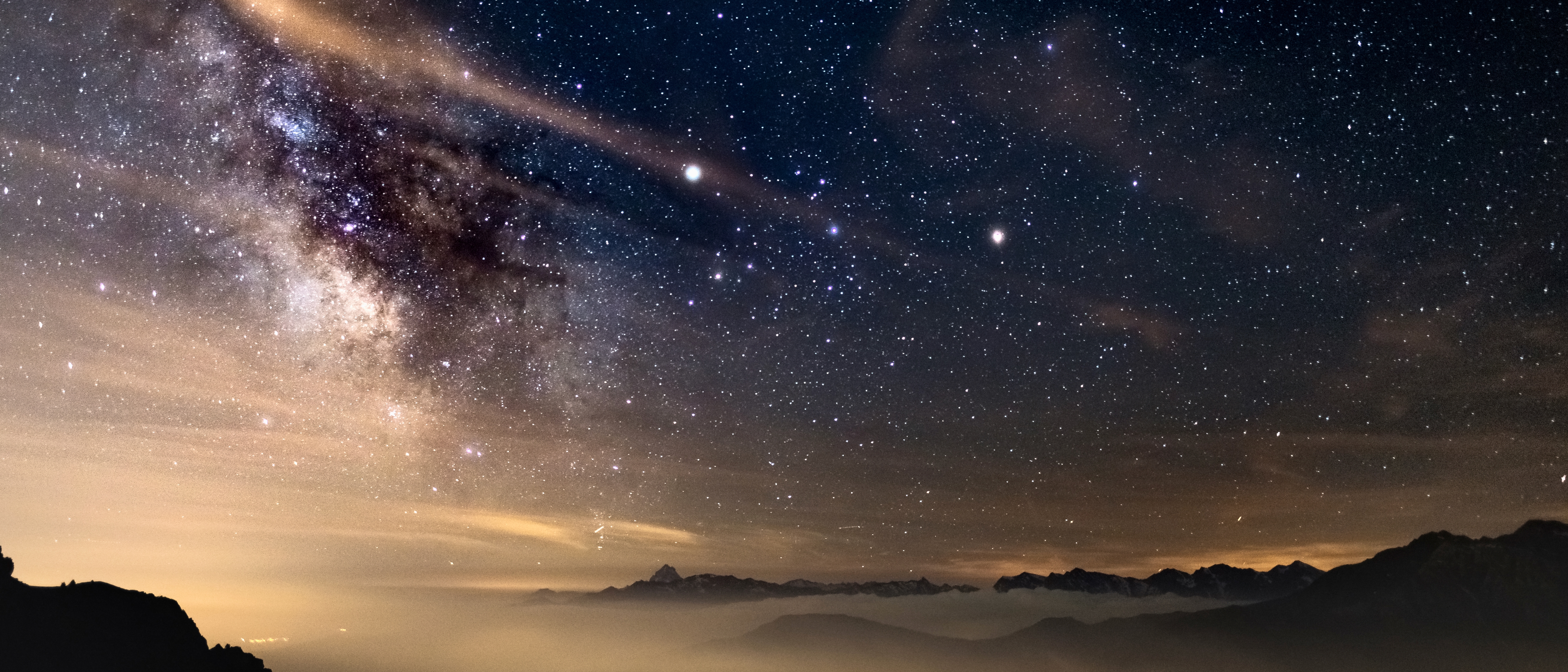 Sternenhimmel mit Milchstraße in den italienischen Alpen