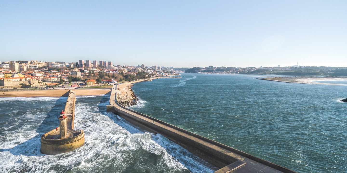 Porto Tipps – Mündung des Douro in Porto bei Foz mit Wellenbrechern und Leuchtturm am Atlantik