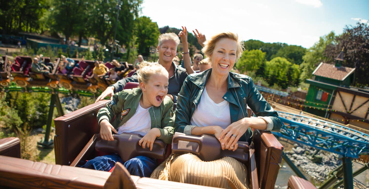 Familie fährt mit einer Achterbahn im Efteling