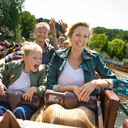 niederlande-efteling-mutter-und-tochter-aufmax-und-moritz-achterbahn.jpg