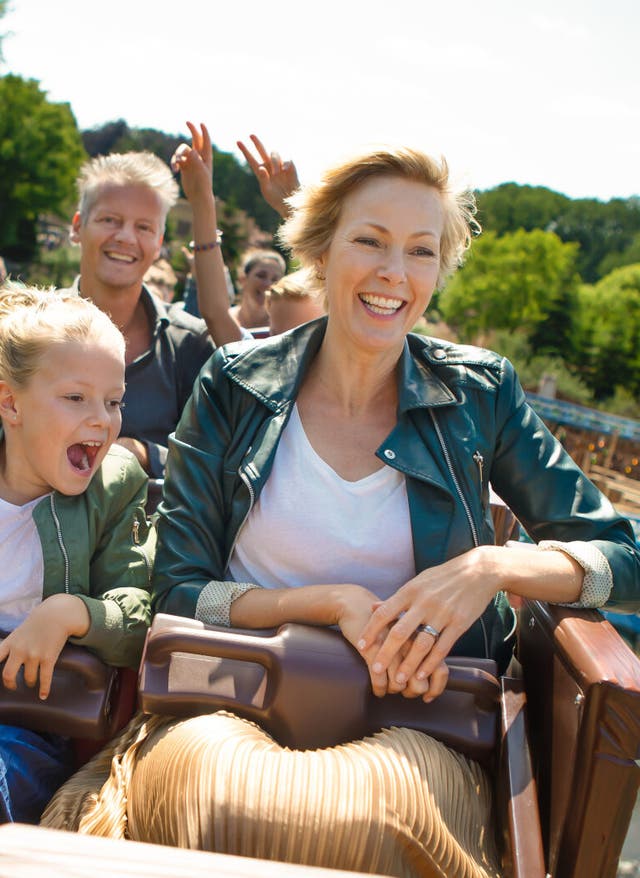 Efteling Familie fährt mit einer Achterbahn im Efteling