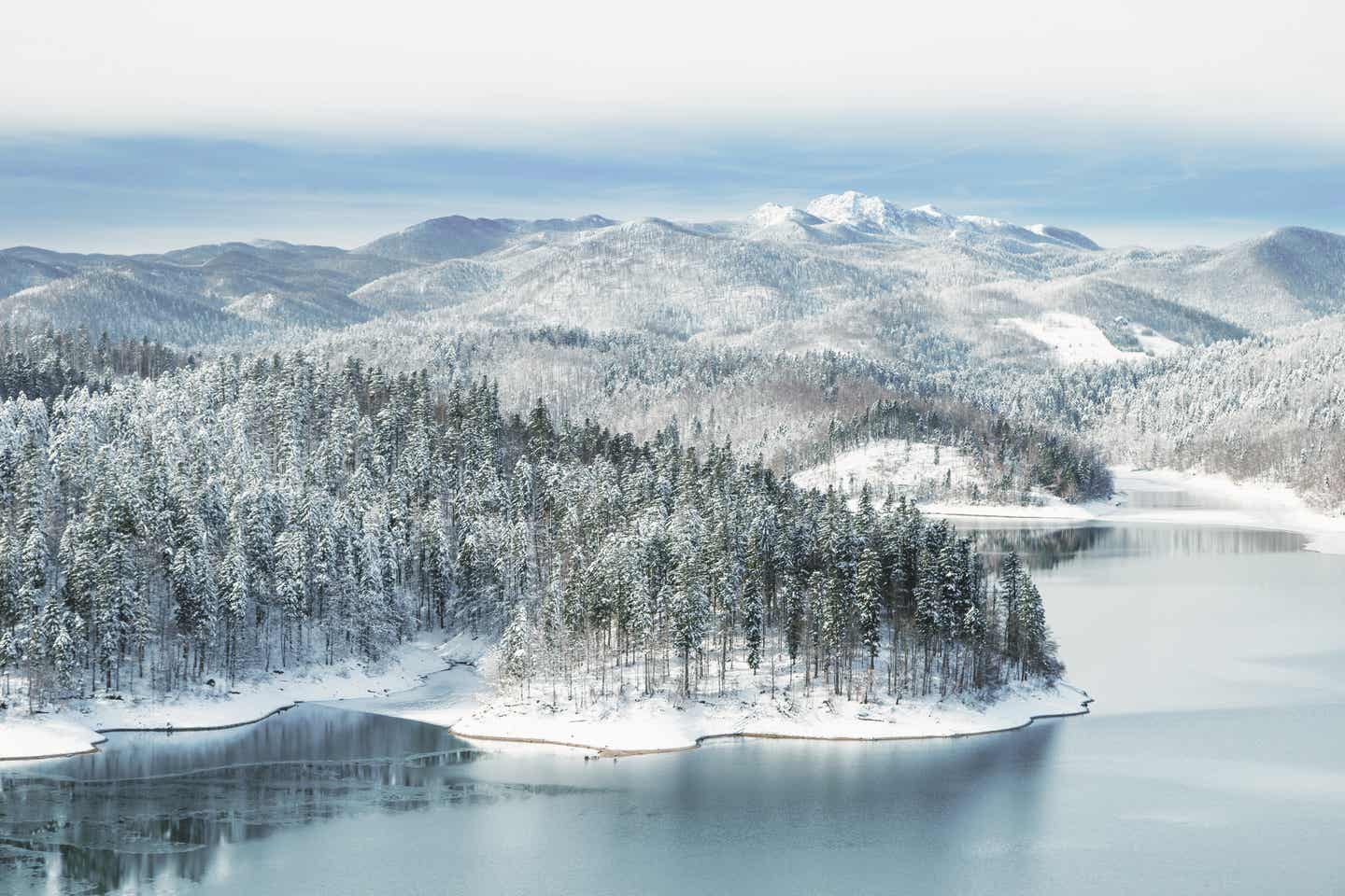 Kroatien beste Reisezeit: Winterlandschaft am Lokvarsko See