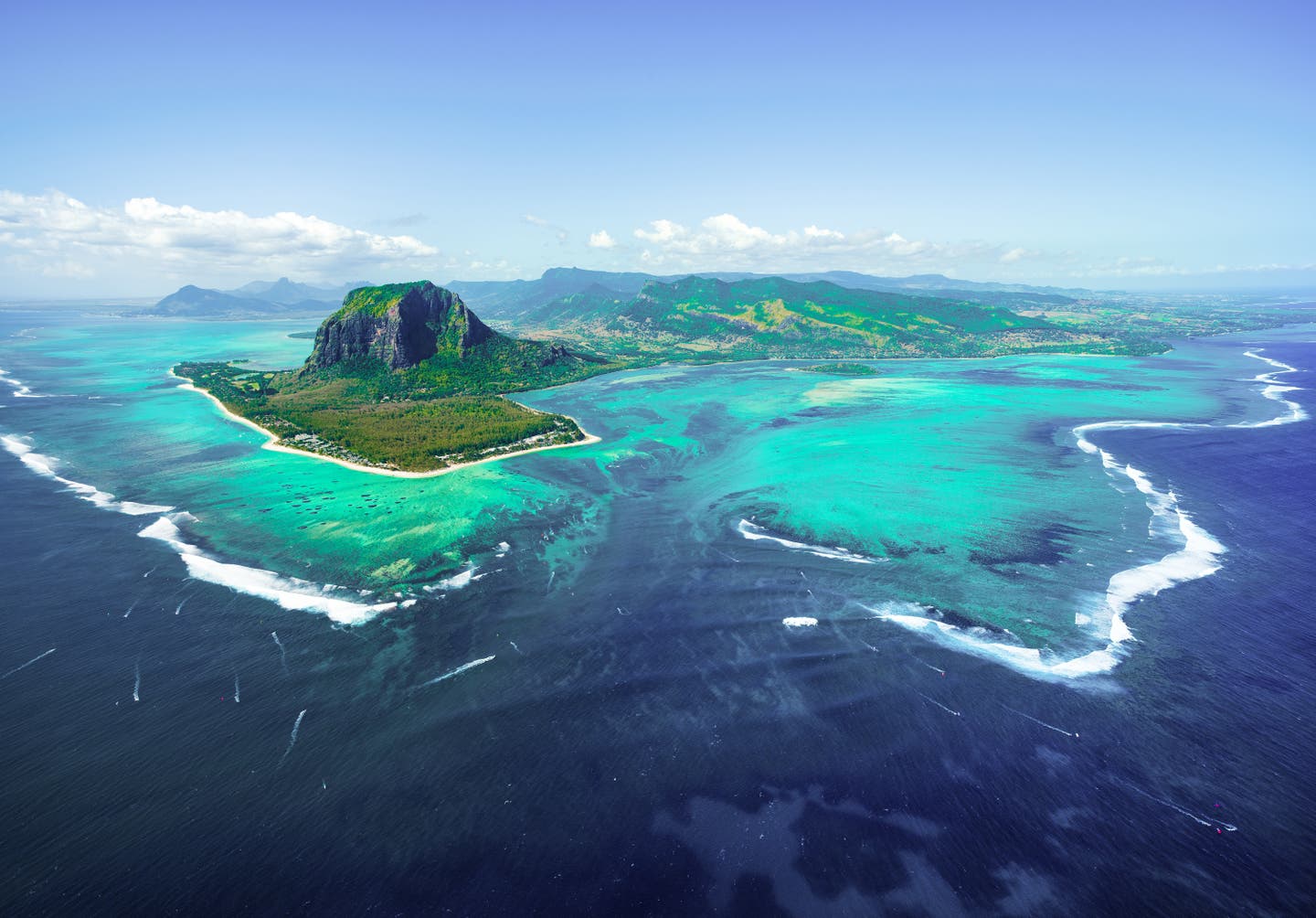 Luftaufnahme des Unterwasser-Wasserfalls vor Mauritius 