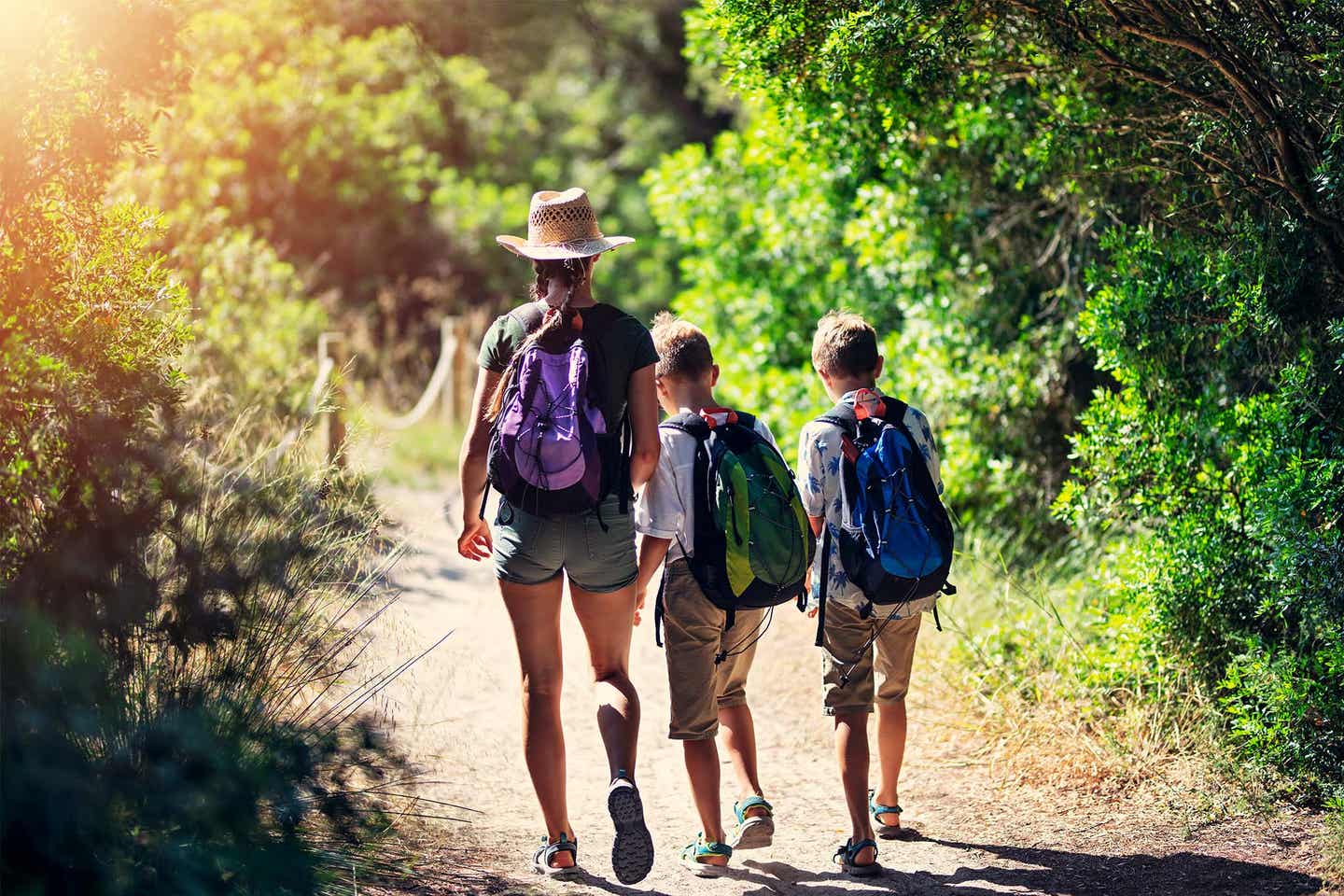 Familie auf Wanderweg