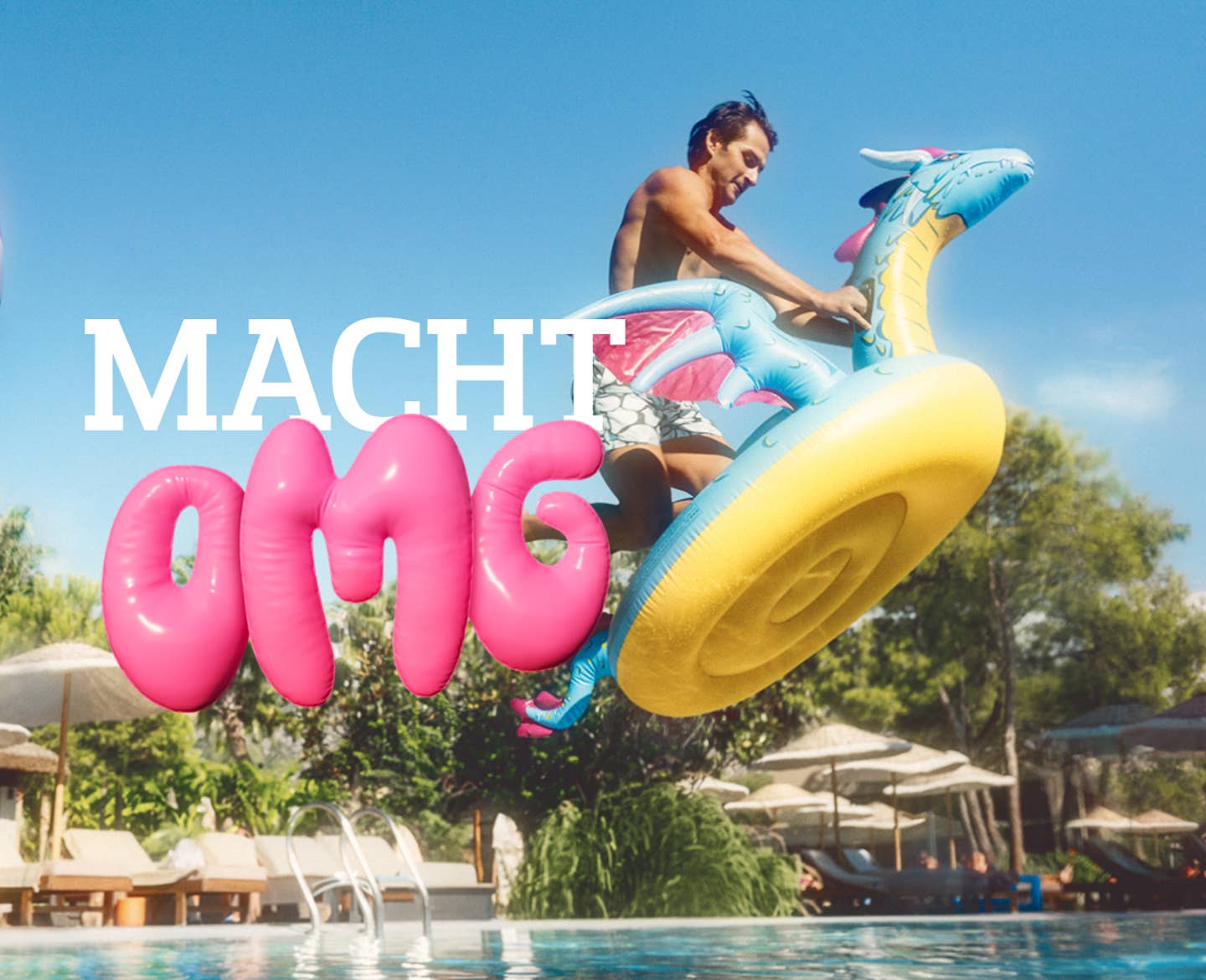 Macht OMG – Mann, der mit einem Schwimmtier in einen Pool springt