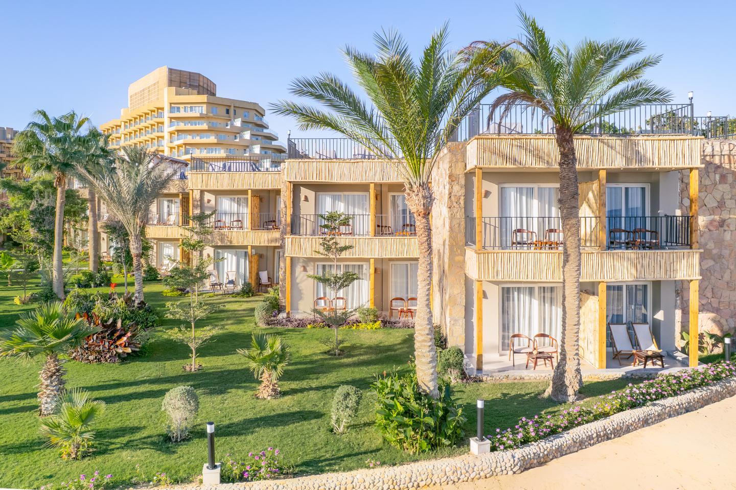 Außenansicht des ananea Hurghada mit Garten und verschiedenen Sea-View-Zimmern