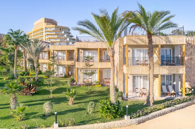 Außenansicht des ananea Hurghada mit Garten und verschiedenen Sea-View-Zimmern