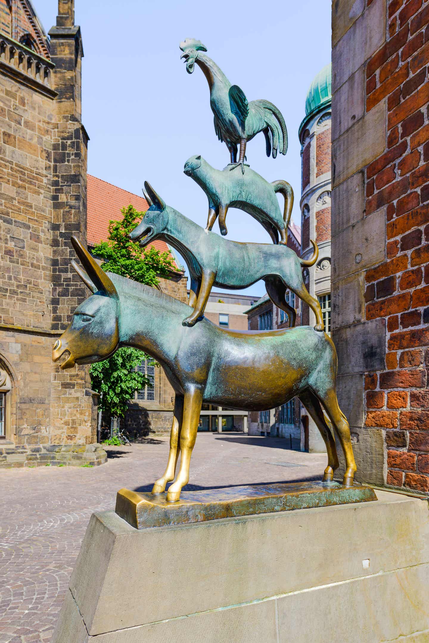 Tierisches Wahrzeichen: die Bremer Stadtmusikanten Blick auf die Statue der Bremer Stadtmusikanten