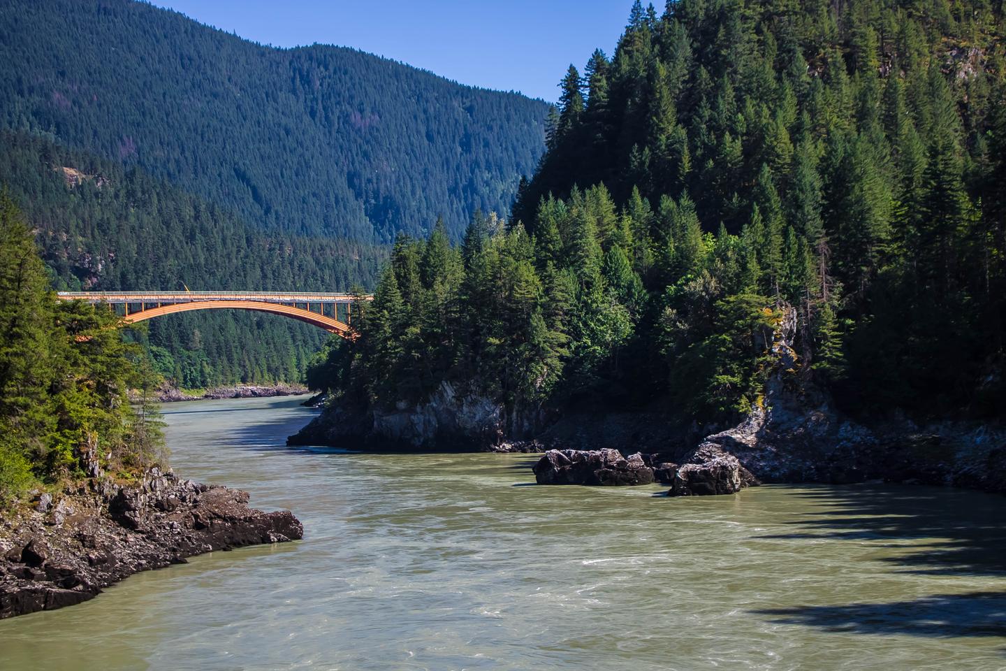 Blick auf eine Eisenbahnbrücke über den Fraser Canyon