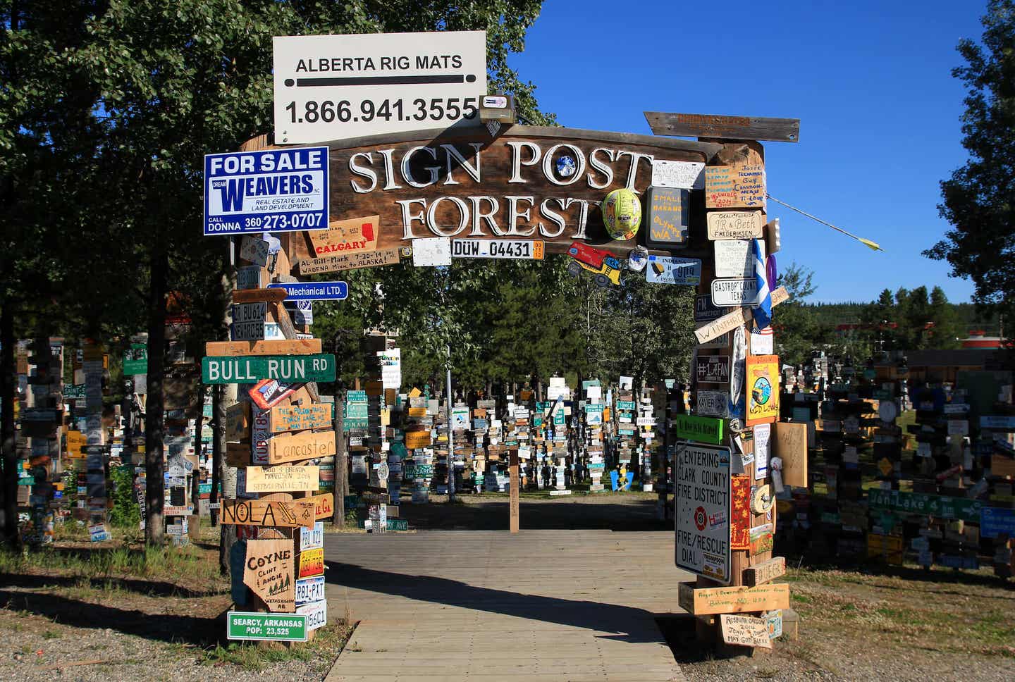 Der Sign Post Forest bei Watson Lake