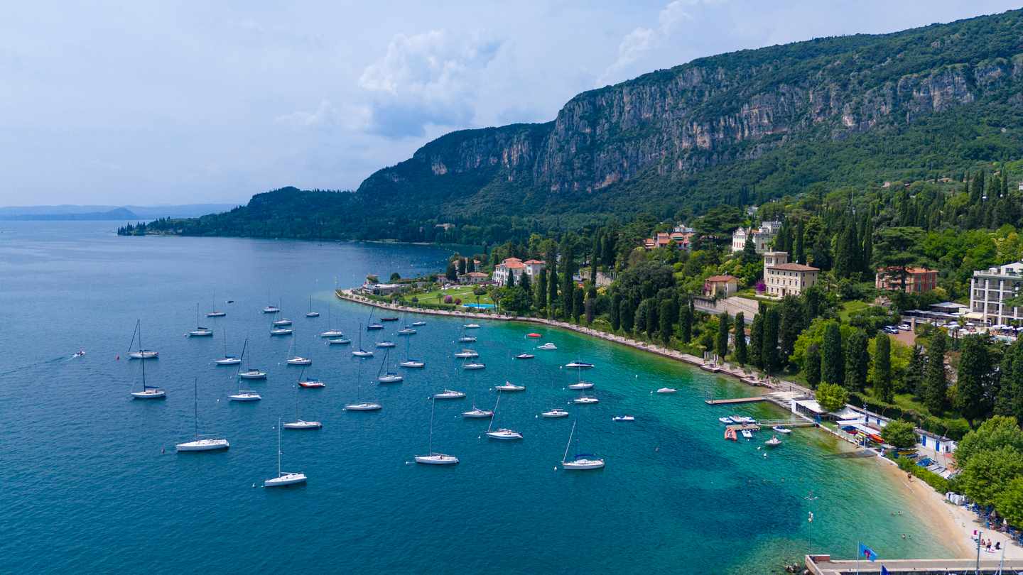 Hotel Garda: Luftaufnahme von Segelbooten in Ufernähe