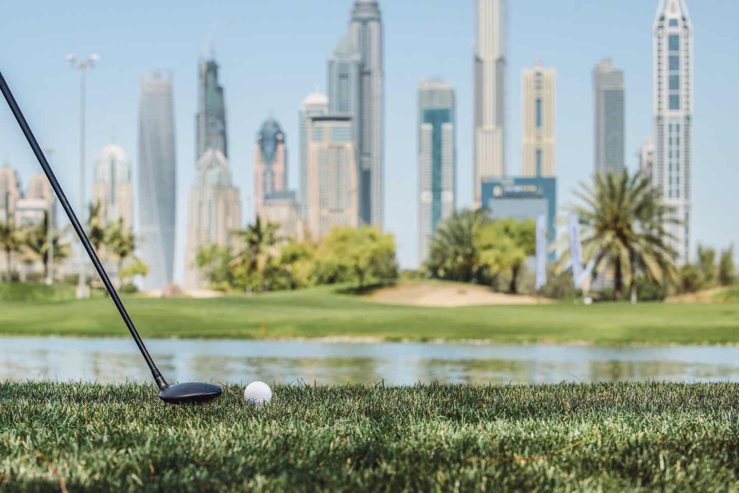 Abschlagplatz beim Golfen vor der Skyline von Dubai