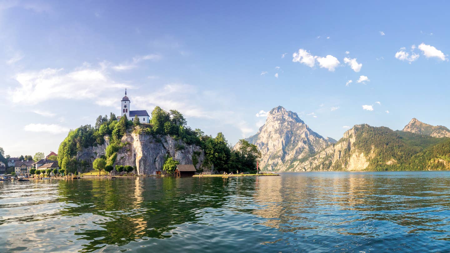 Österreich Urlaub mit DERTOUR. Der kleine Ort Gmunden mit der Johannesbergkapelle am Traunsee