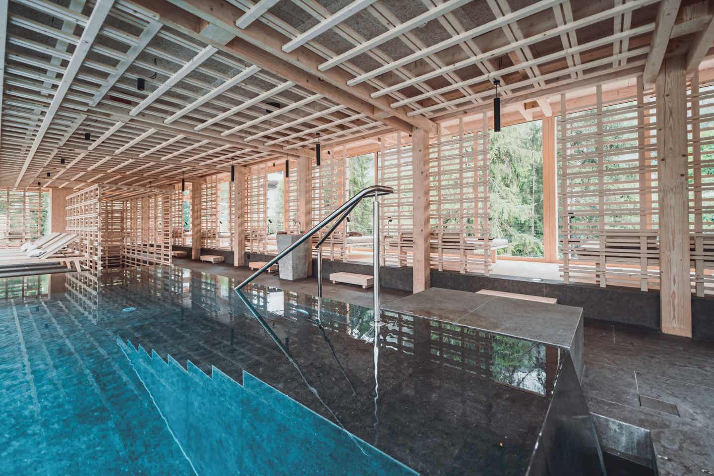 Auch der Indoor-Pool vom Sensoria Dolomites besticht durch elegantes Design