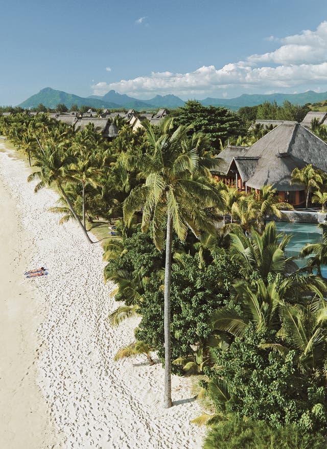 Hochzeitsreise Mauritius Paar am Strand auf Mauritius