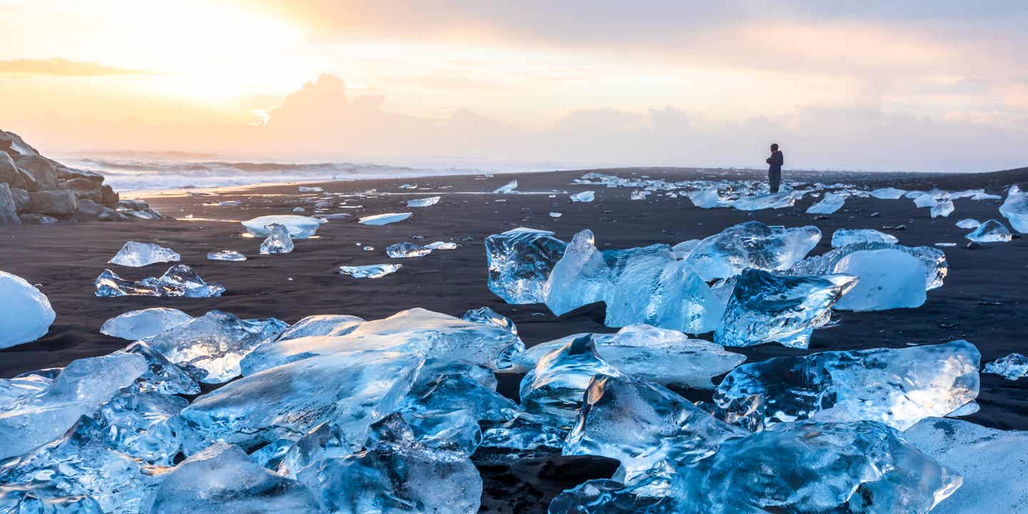 Schwarzer Sandstrand mit glitzernden Eisblöcken am Diamond Beach in Island
