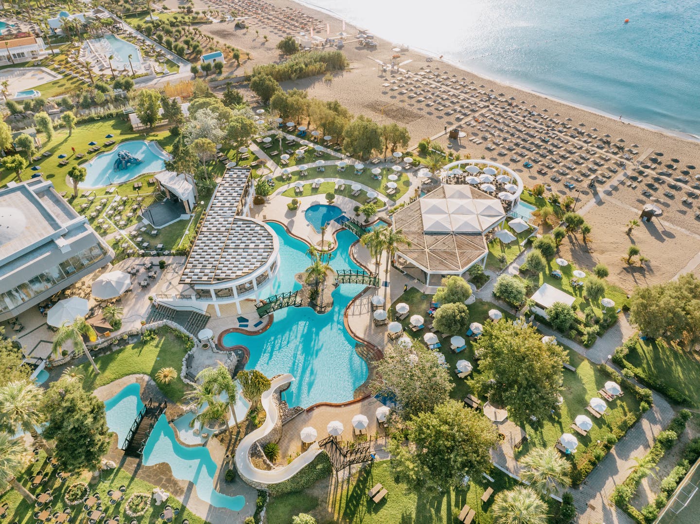 Topshot des Hotel und Strandbereichs des Calimera Palace