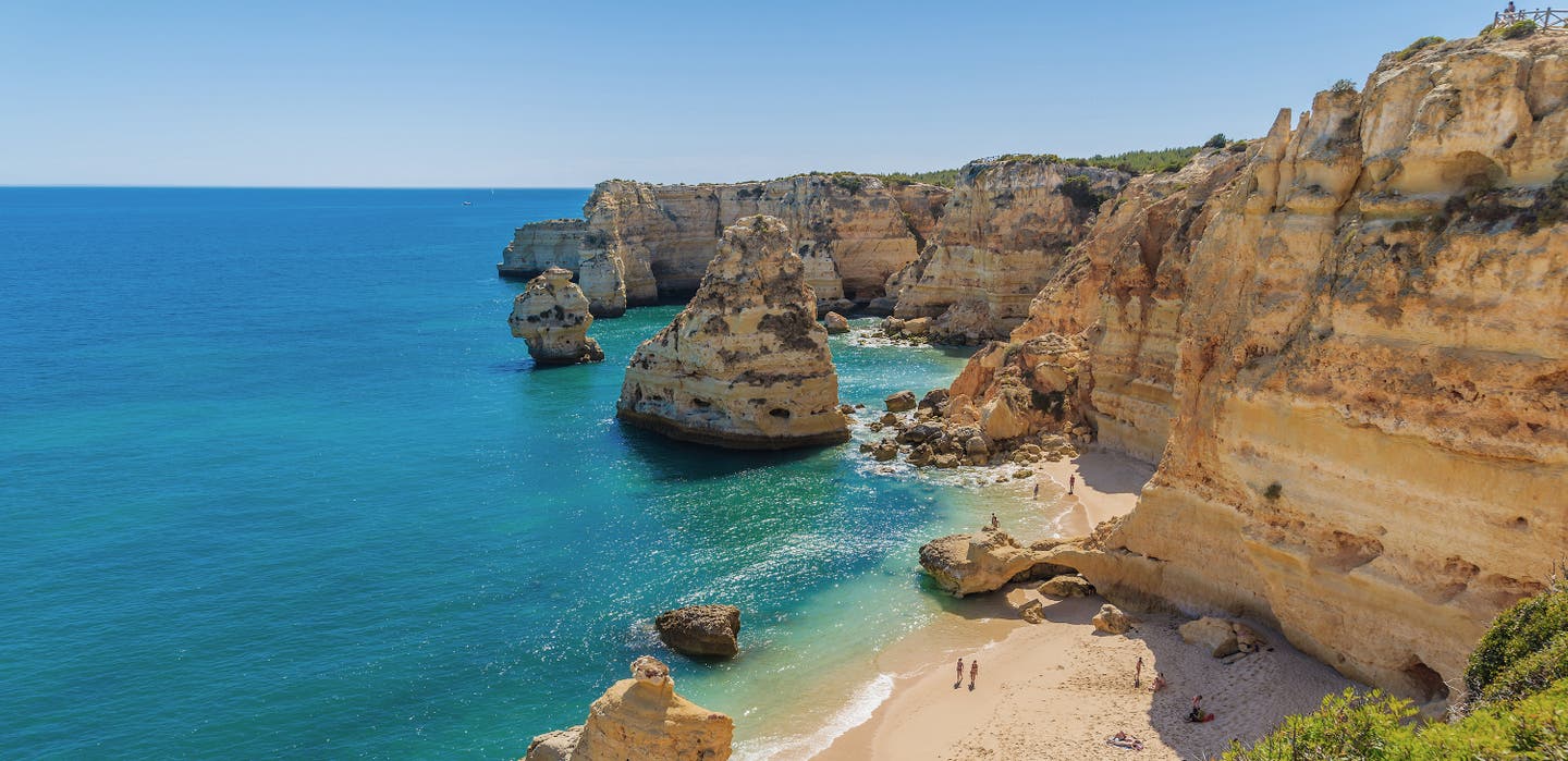 Portugal beste Reisezeit: Strand an der Algarve