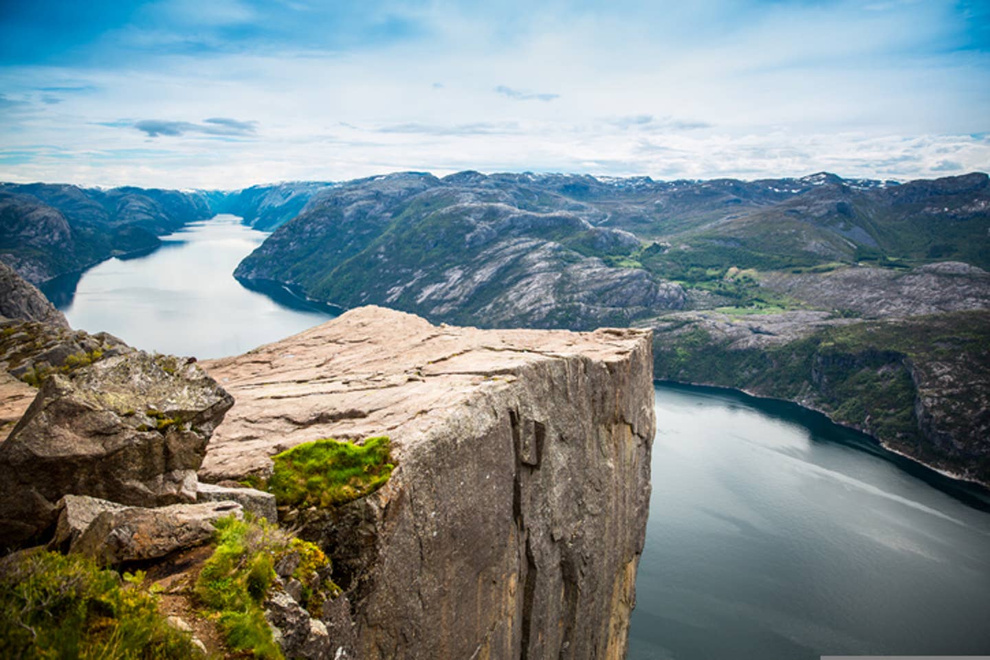 Rundreisen Norwegen: Ausblick auf den Lysefjord vom Preikestolen-Felsvorsprung aus