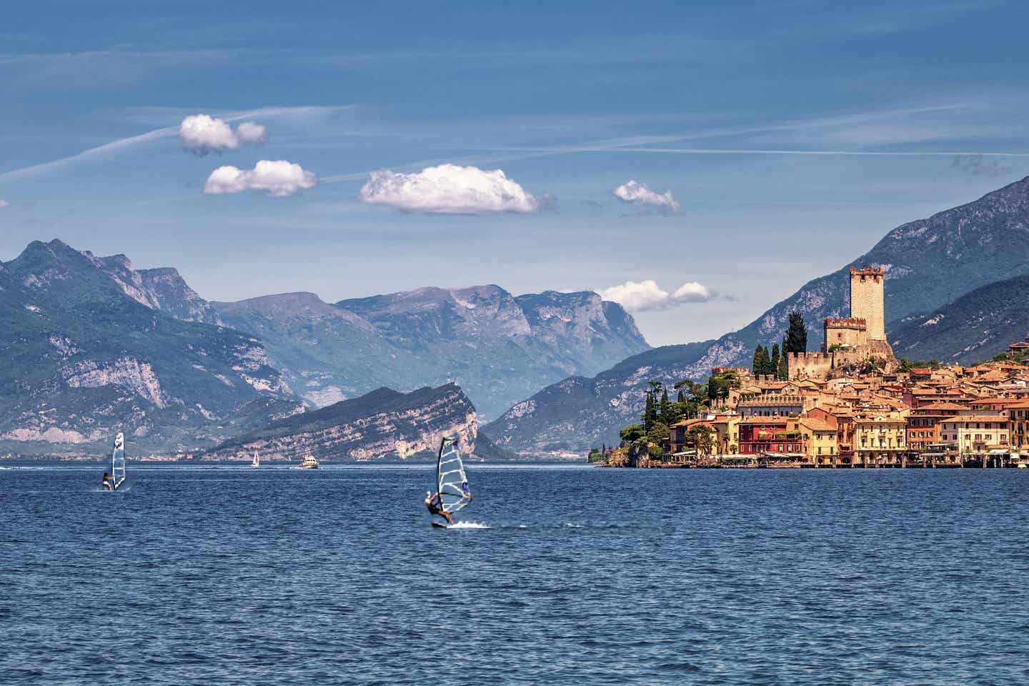 Blick über den Gardasee auf Malcesine