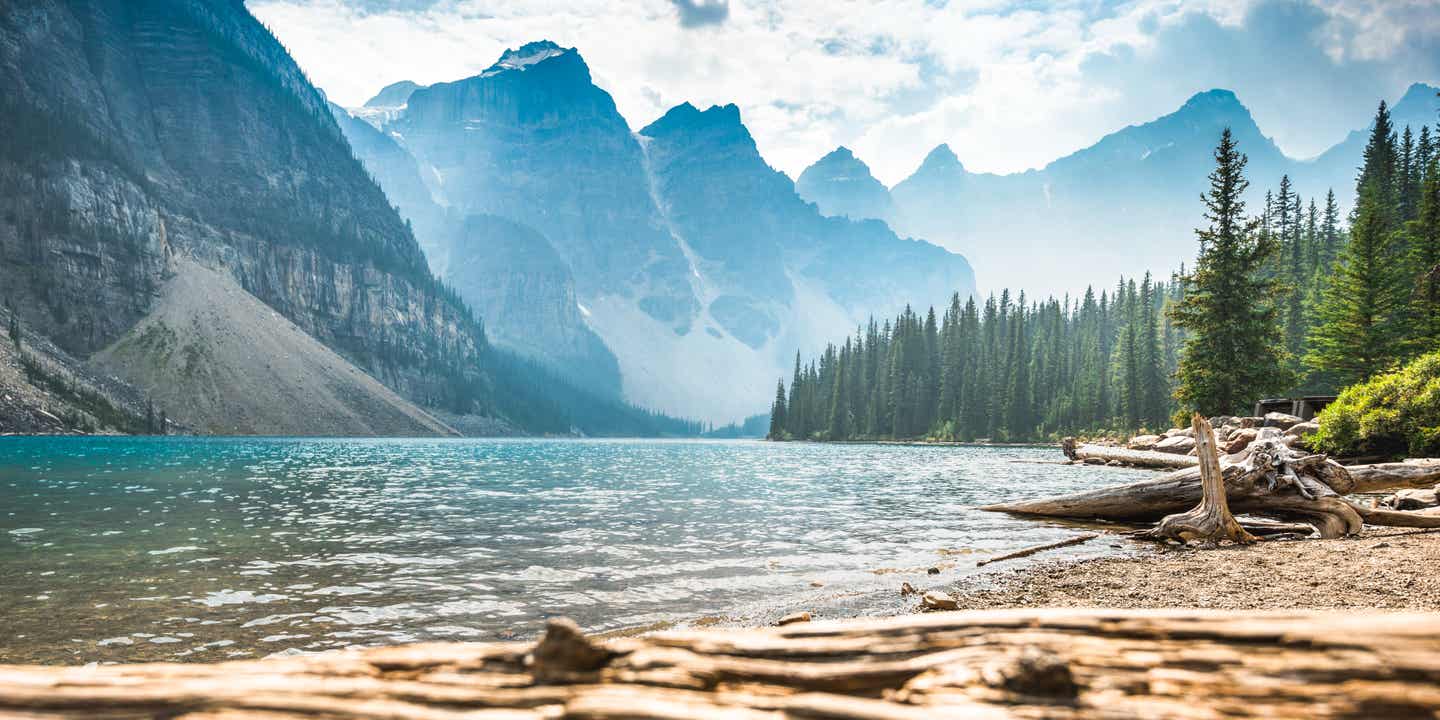 Moraine Lake im Banff-Nationalpark mit türkisblauem Wasser und Bergpanorama