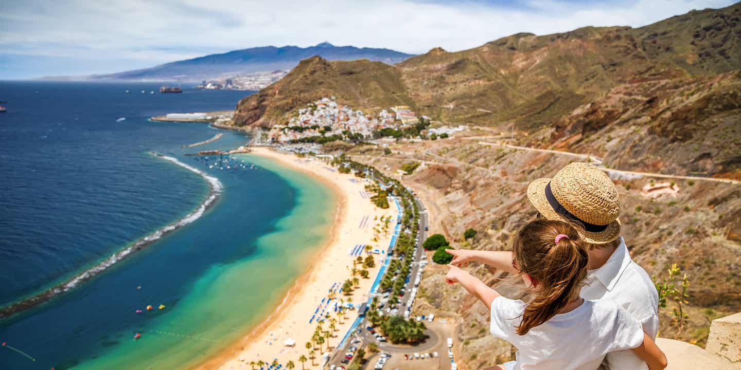 Ausblick auf das Meer und den Strand von Las Teresitas auf Teneriffa im Kanaren-Familienurlaub
