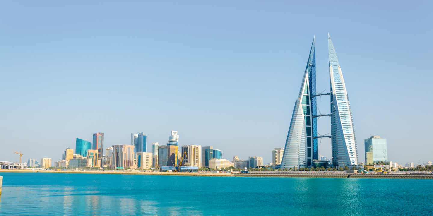 Skyline mit World Trade Center von Bahrains Hauptstadt Manama mit Meer im Vordergrund