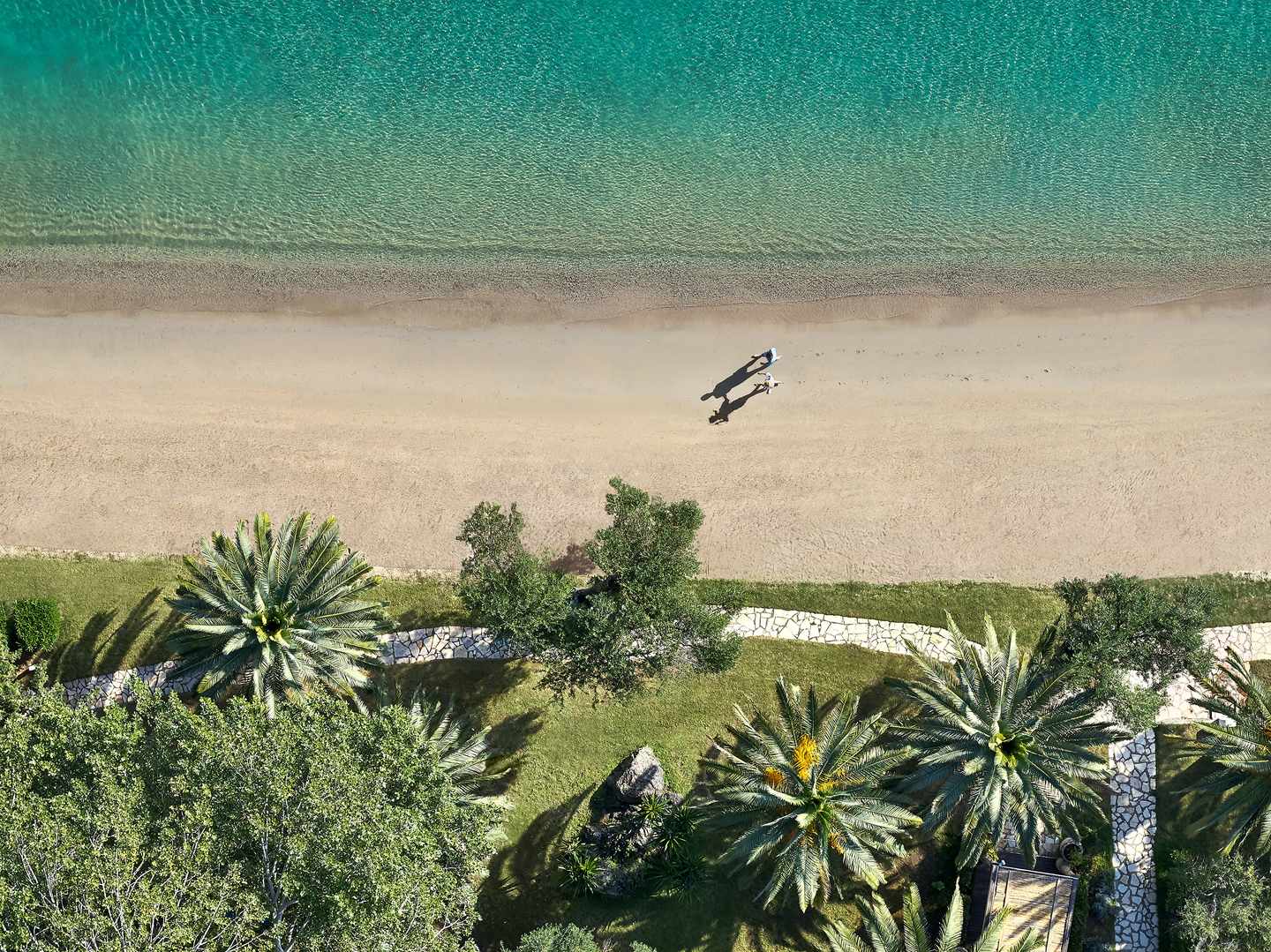 Grecotel - Luftaufnahme Strand mit Paar