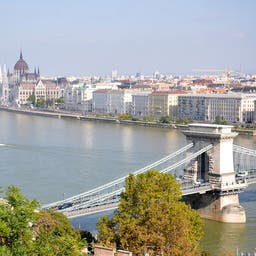budapest-kettenbruecke-donau-parlament-t-120128222.jpg