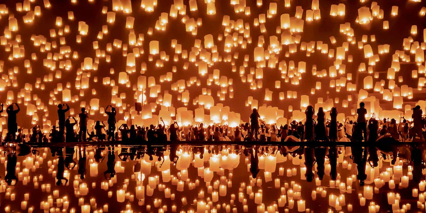 Unzählige beleuchtete Laternen schweben am Loy-Krathong-Fest in den Himmel