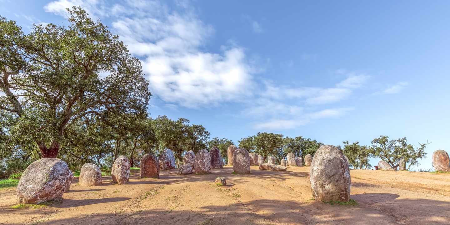 Megalithische Steine des Cromeleque dos Almendres bei Évora im Alentejo unter blauem Himmel