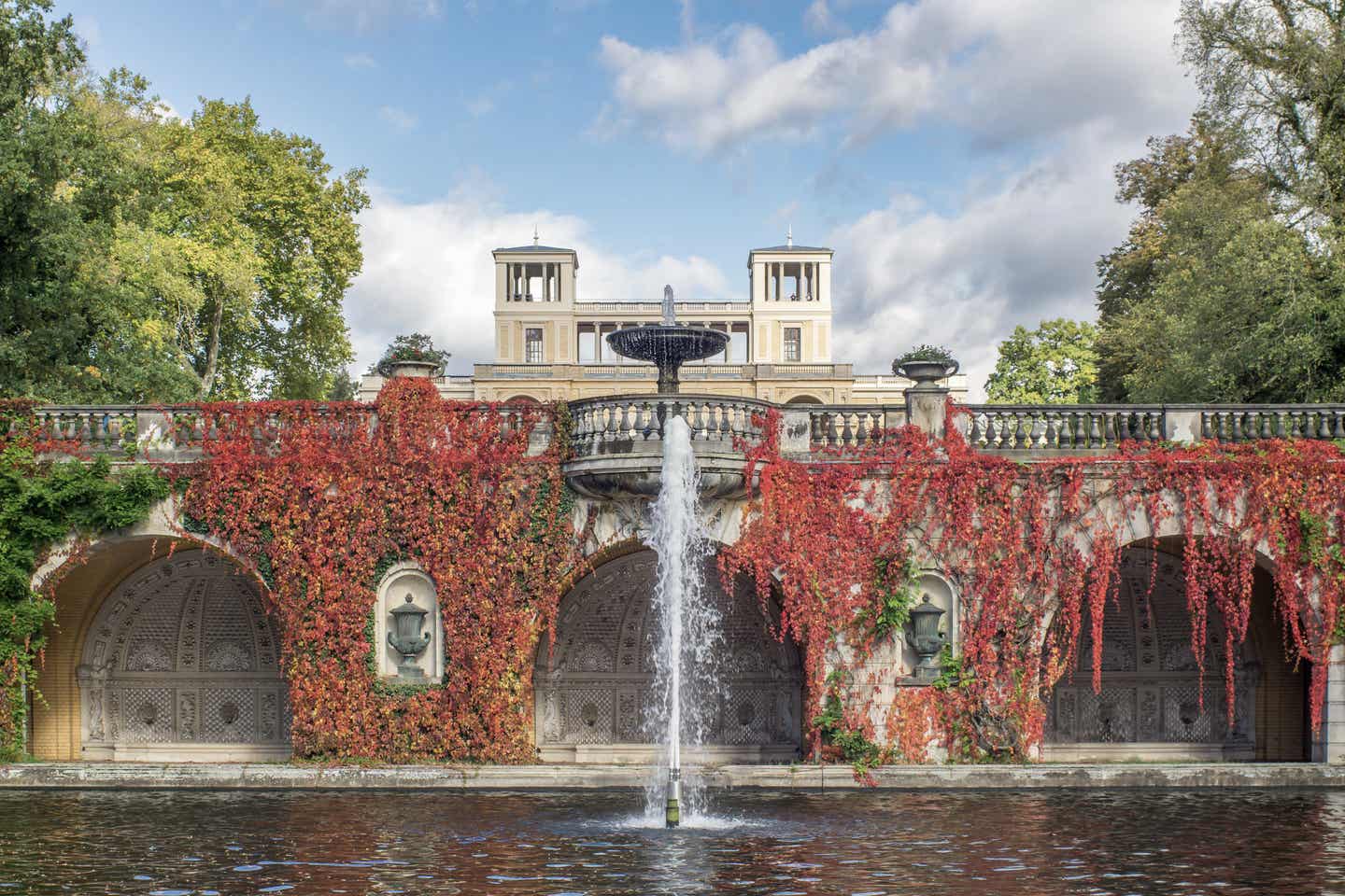 Brandenburg Urlaub mit DERTOUR. Brunnen im herbstlichen Park von Schloss Sanssouci in Potsdam