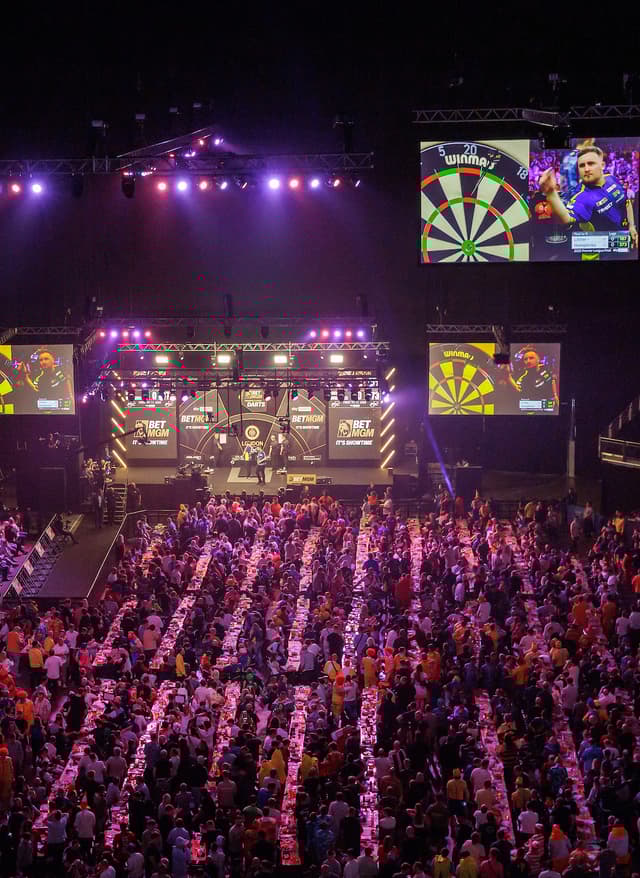 Jetzt entdecken Darts WM Halle Blick auf Bühne