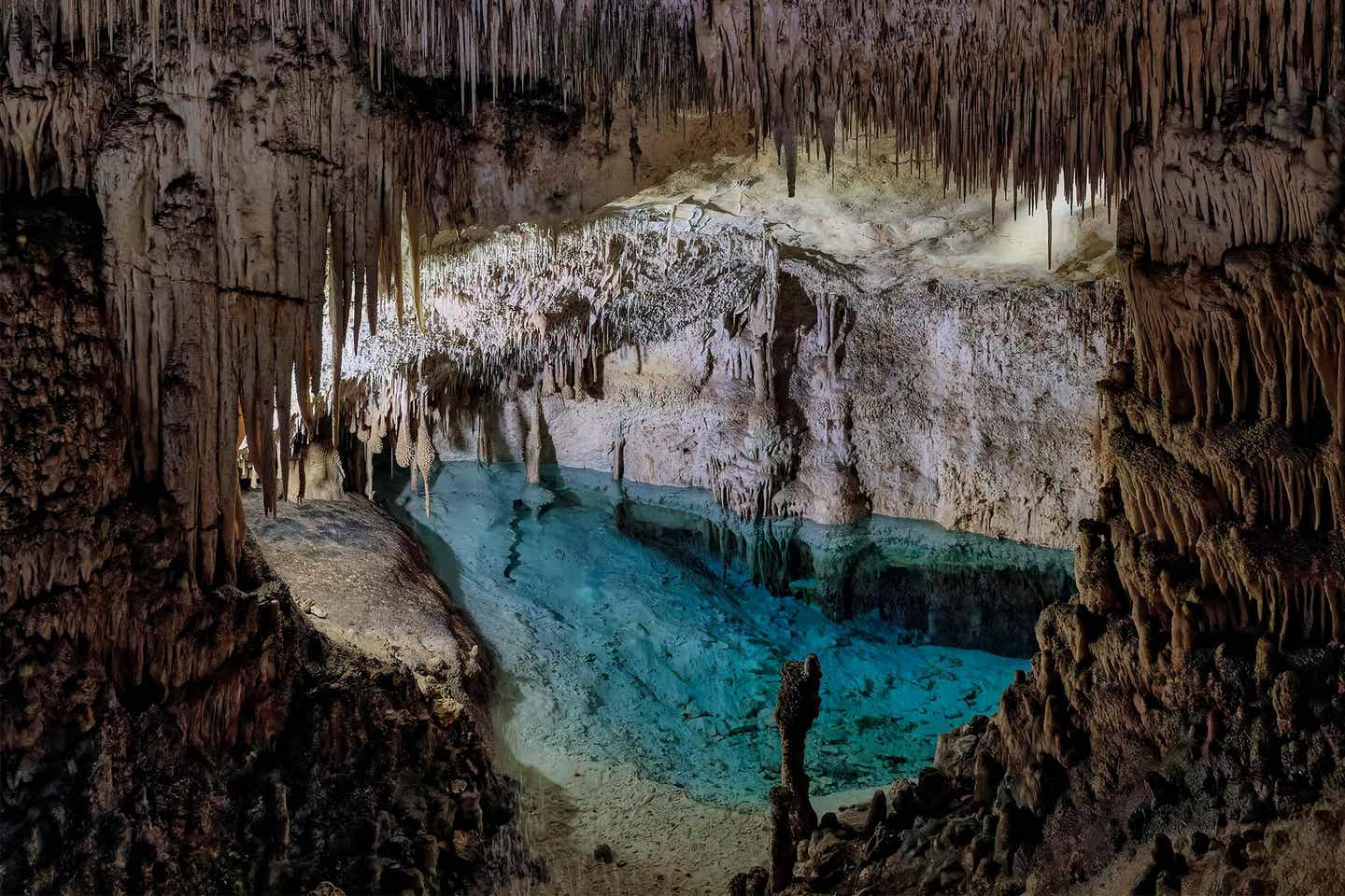 Tropfsteinhöhle mit Wasser auf Mallorca