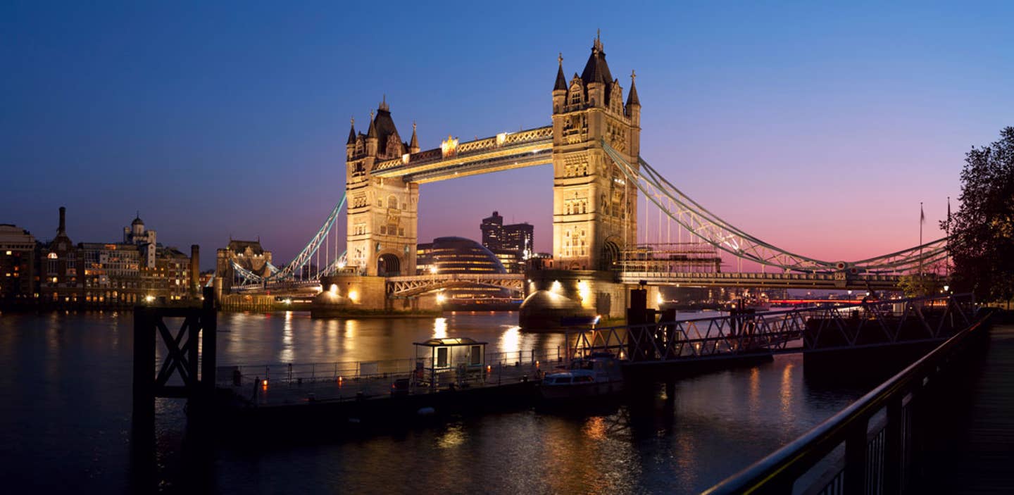 Städtereisen England: London Tower Bridge bei Nacht