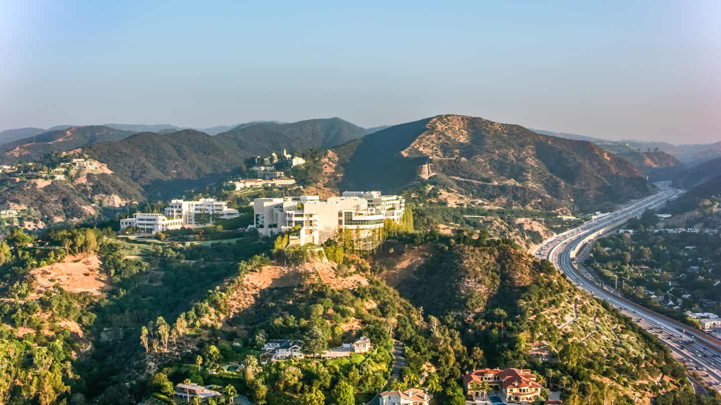 Die Los-Angeles-Sehenswürdigkeit Getty Center umgeben von Gärten und Bergen