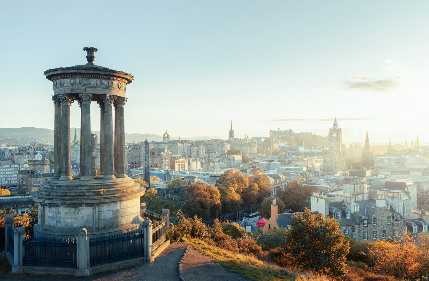Städtetrip im November: Blick auf die Skyline von Edinburgh