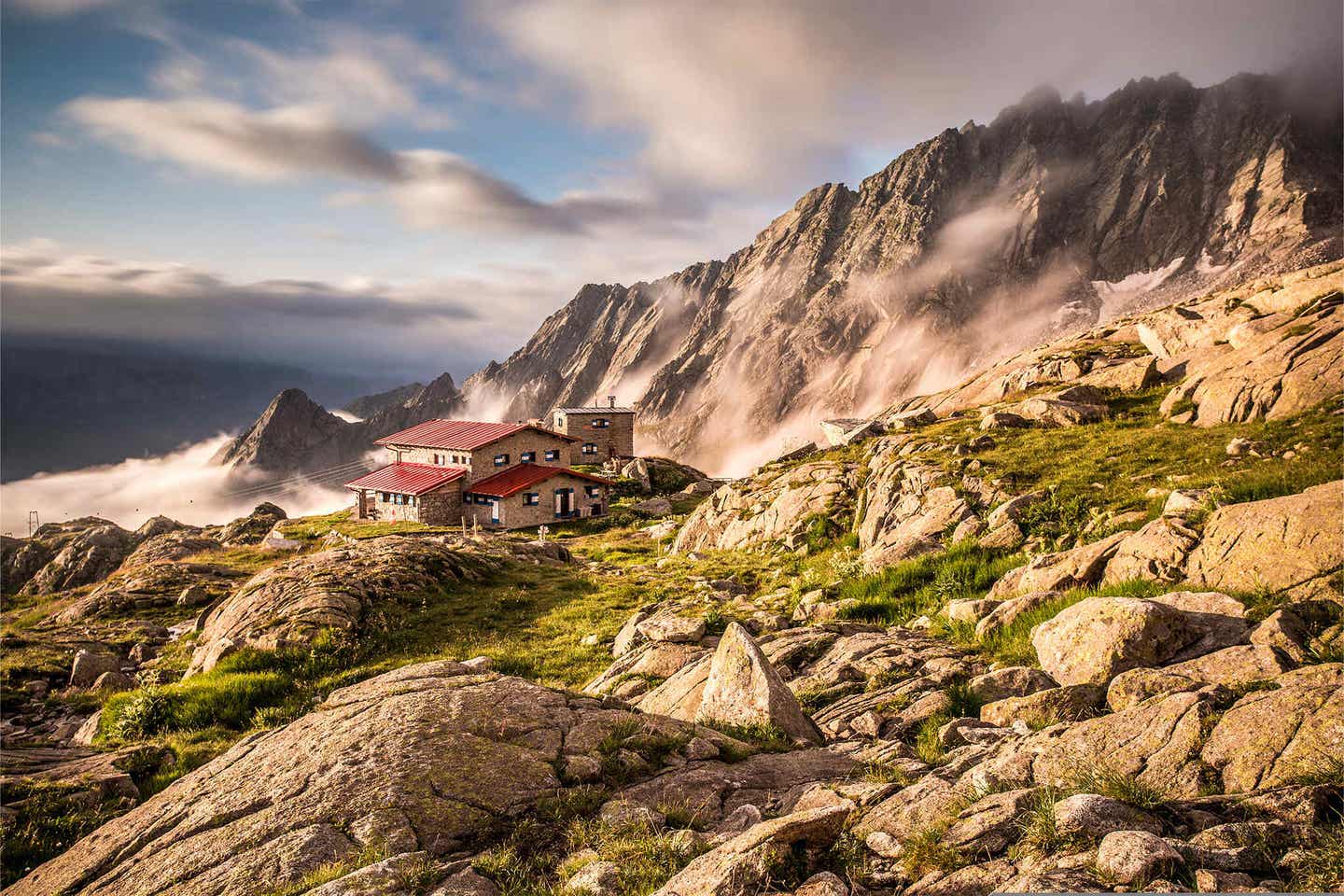 Monte Baldo Wanderung Hütte im Nebel