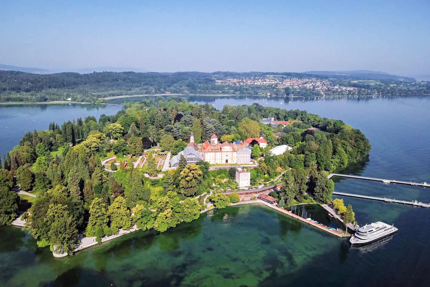 Sehenswürdigkeiten am Bodensee: Luftbild der Insel Mainau am ruhigen Morgen