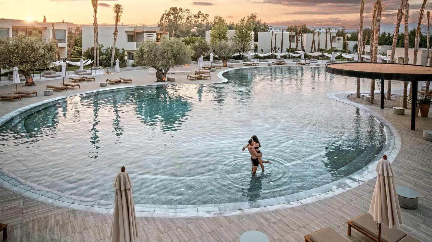 Erwachsenenhotel mit Stil: Pärchen im Pool des Sentido Port Royal Villas & Spa