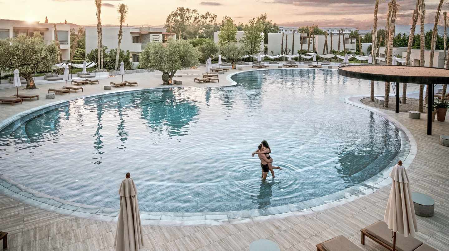 Erwachsenenhotel mit Stil: Pärchen im Pool des Sentido Port Royal Villas & Spa