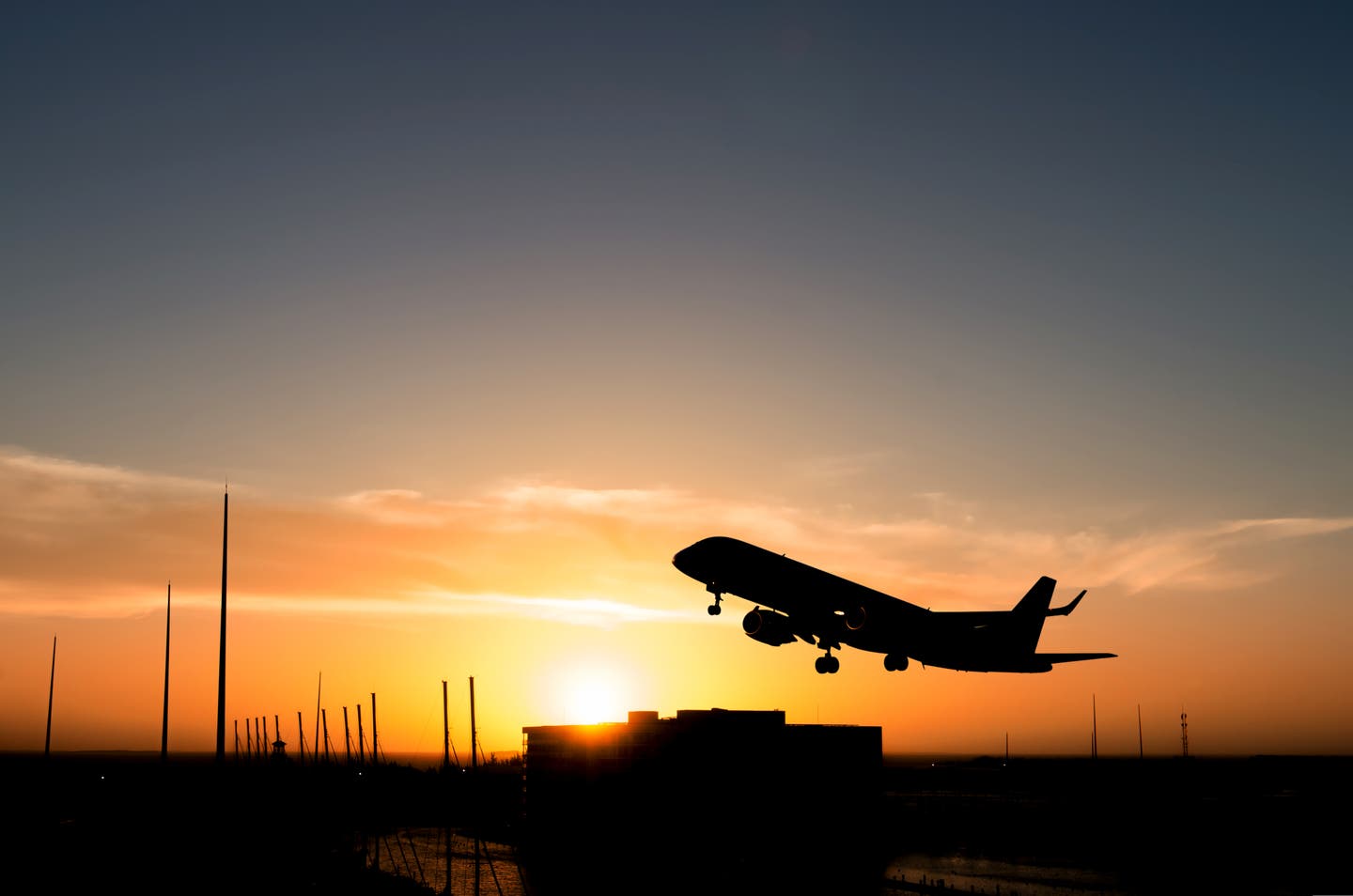 Flugzeug im Sonnenaufgang