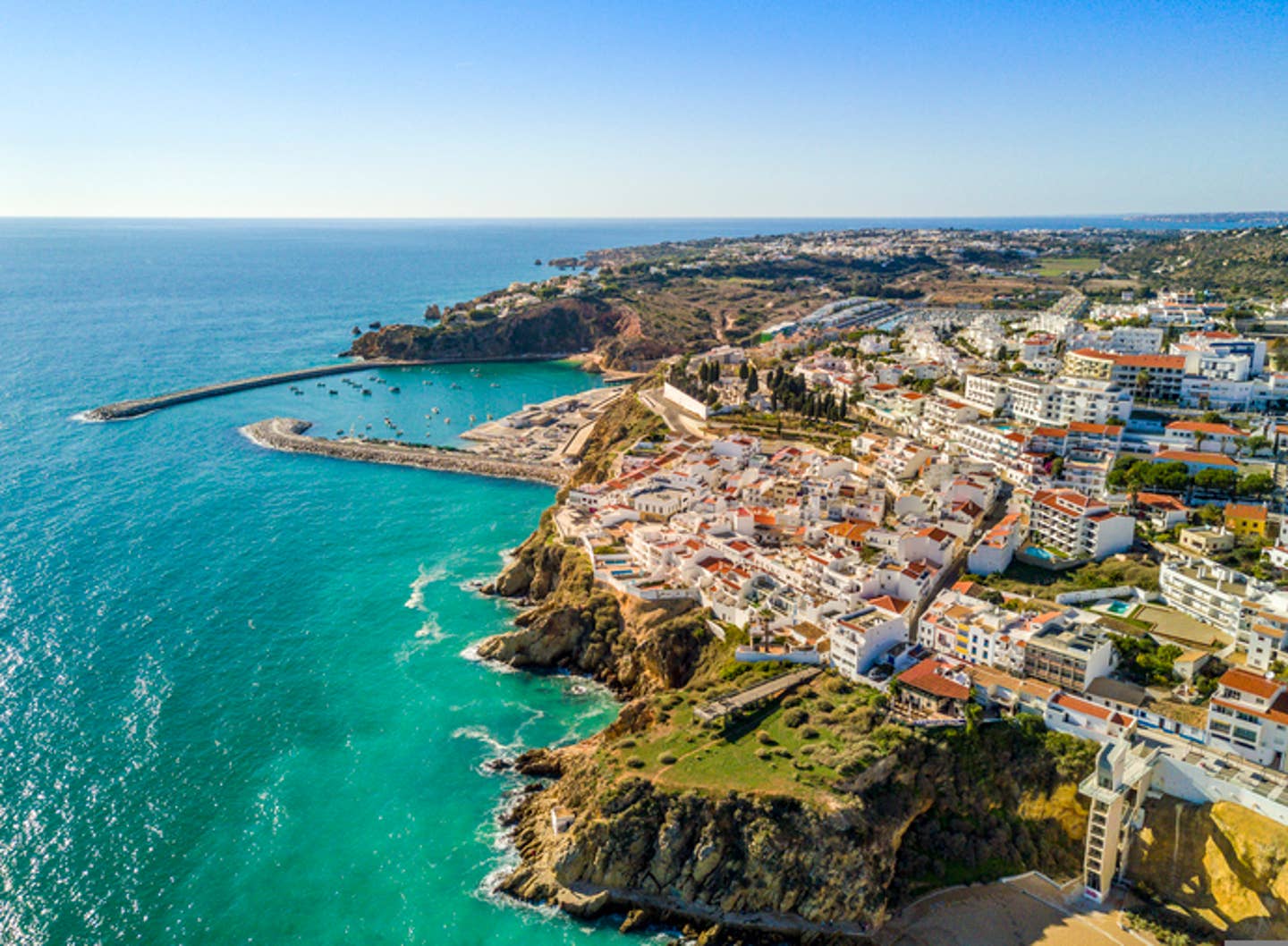Rundreisen Portugal: das Städtchen Albufeira am Atlantik vor der portugiesischen Algarve