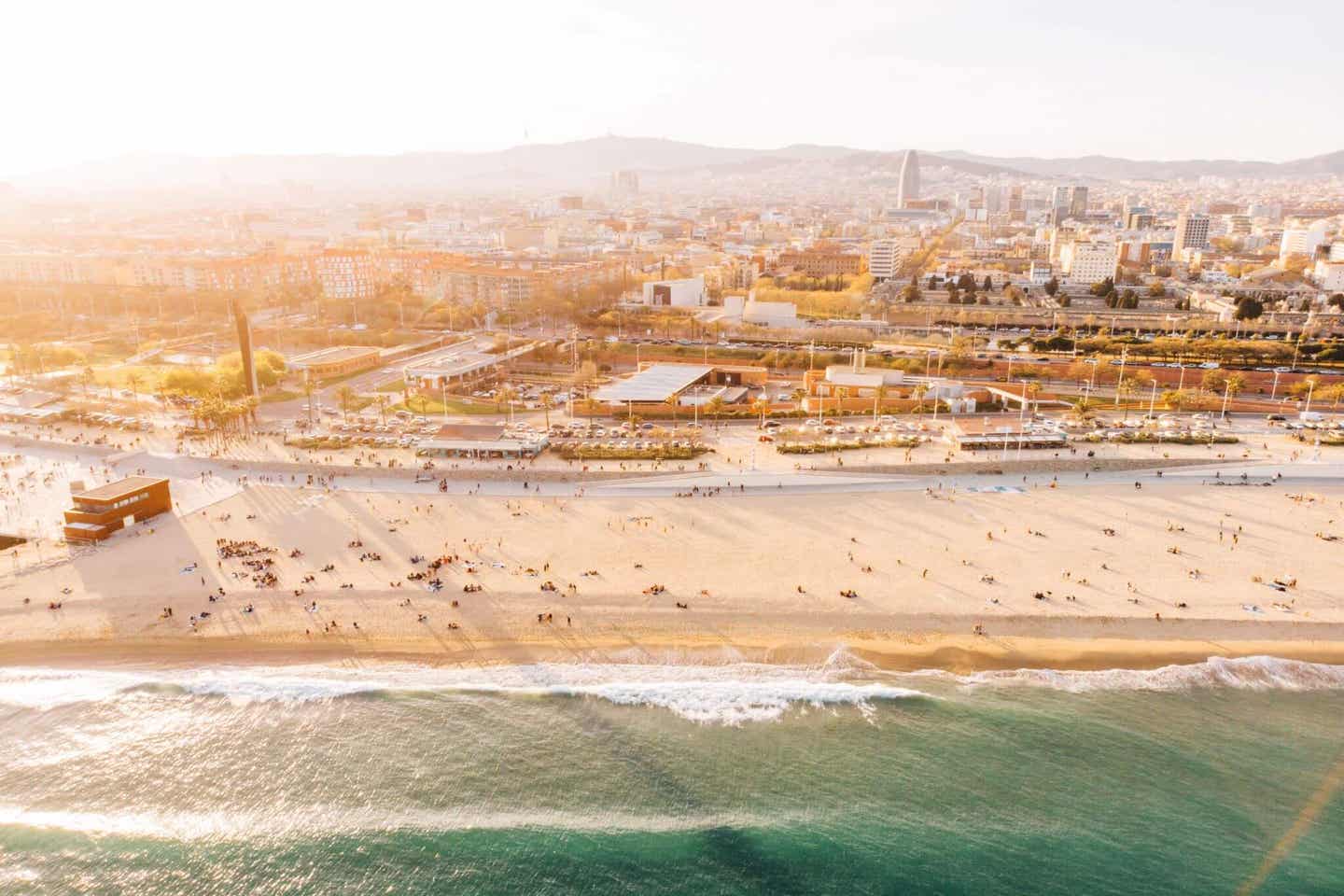 Der Strand von Barcelona bei Sonnenschein